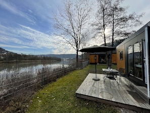 Pflanze, Wasser, Himmel, Wolke, Gebäude, Baum, Fenster, Grundstueck, Natürliche Landschaft, Gras