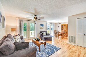 Living Room | Free WiFi | Smart TV | 1st Floor