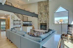 Living Room | 1st Floor | Smart TV | Free WiFi | Central Heating