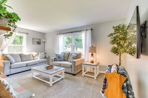 Living Room | Smart TV | Free WiFi | Central Heating & A/C