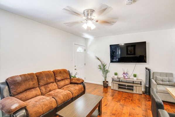 Long Beach Vacation Rental | 2BR | 1BA | Step-Free Access | 1,200 Sq Ft