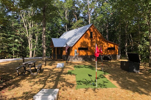 Welcome to Bear Den Cub, where your group can relax and enjoy a relaxing and special getaway!