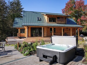 Hot tub at Riverside Retreat