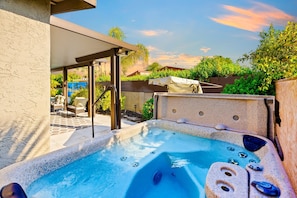 Outdoor spa tub