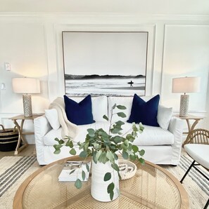 Watch the ocean & sunsets, open glass door to the deck for ocean breezes.