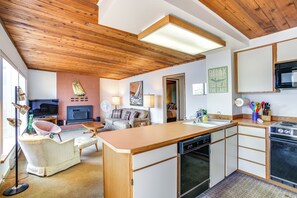 Living Room | Smart TV w/ Roku | 1st Floor