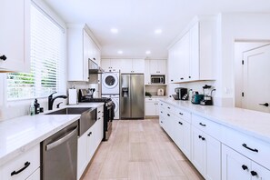 Our fully-stocked kitchen is perfect to cook your sumptuous meal.