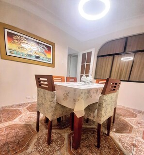 Amplio y acogedor comedor espacioso para una experiencia familiar