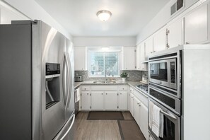 Full size kitchen