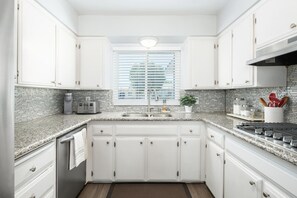 Full size kitchen