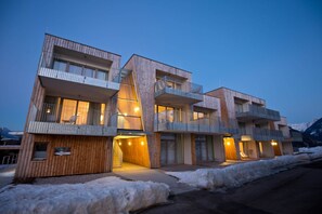 Stugans exteriör [vinter]