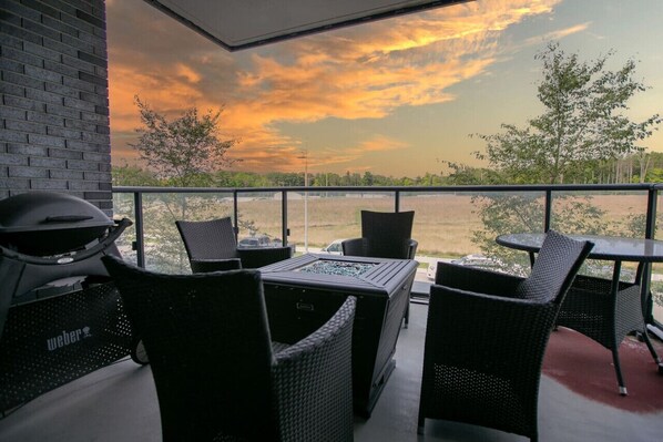 Private balcony with BBQ and fire table, ideal for relaxing and outdoor dining.
