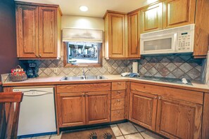 Full Kitchen (No Oven)