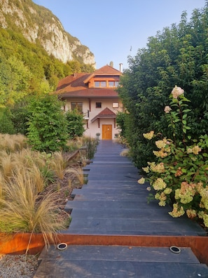 Entrée du domaine donnant accès à la Villa Savoie et la Villa Joséphine