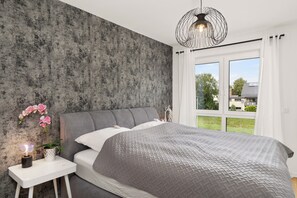 ...hochwertiges King Size Bett 180x200 cm mit Blick ins Grüne... 