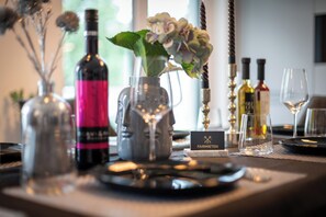 ...Eleganter gedeckter Tisch für ein leckeres Dinner...
