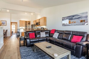 Living Room, Flatscreen TV, Gas Fireplace