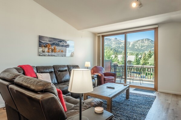Living Room, Flatscreen TV, Gas Fireplace