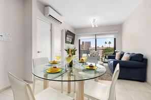 1BR Gold Coast  Pools  Tennis  Gym  Security (22827)