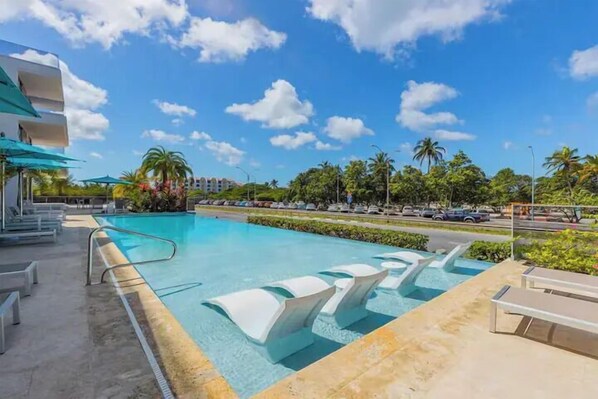 Eagle Beach Modern 2BR2BA Beachfront Condo w/ Pool (23500)
