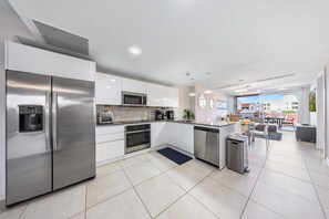 Eagle Beach Modern 2BR2BA Beachfront Condo w/ Pool (23458)