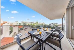 Eagle Beach Modern 2BR2BA Beachfront Condo w/ Pool (23478)