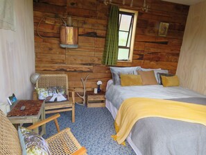 Off-grid cabin, sleeps 2