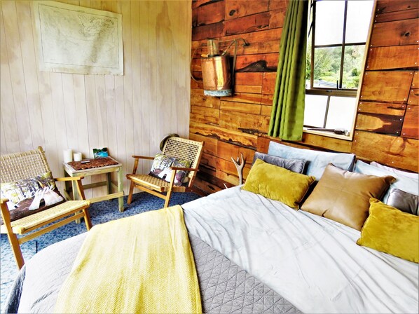 Cosy queen bed & sitting space.