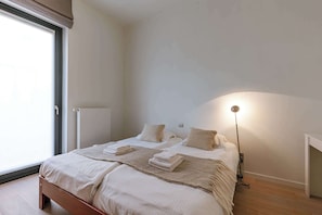 Double bedroom with desk