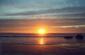 The Pacific sunset is 2 minutes away via steps to the beach. About 4m away is ramp access if you want to avoid steps