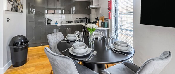 CLASSY DININGWARES FOR GUESTS