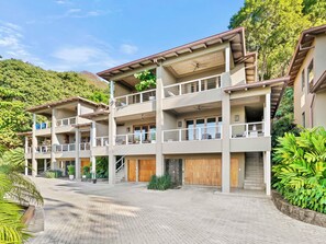 Las Mareas consists of only six condos in this very serene development 