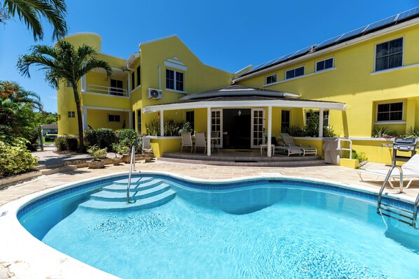 Poolside villa Privte pool