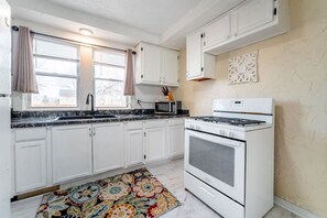 Everything you need is at hand in the full kitchen.
