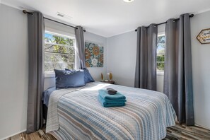 The Queen Bee Room is fit for royalty! Fluffy pillows and golden touches for your highness. 👑🐝