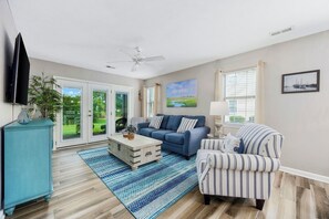 Comfortable, colorful living room for your relaxing getaway!