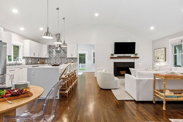 A complete view of kitchen, living area and dining area