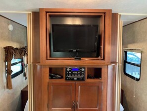 Immerse yourself in a cozy camper experience. The smart TV is on a rotating lazy susan, which means you can watch it from the living room - or turn it around to watch it from bed! 