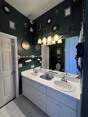 Full Bathroom (shared with Rooms 1 & 2)