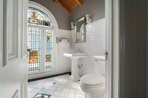 Ridge Room bathroom