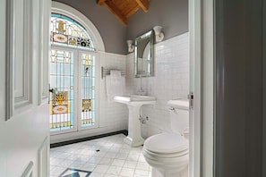Ridge Room bathroom