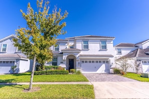 Welcome to 8907 Champions Gate!