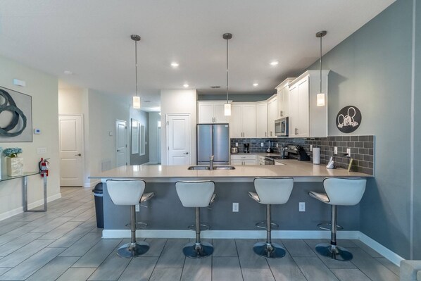 Open Floorpan with modern kitchen: granite counter tops, stainless steel appliances and bar seating for 4.