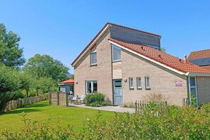 Stugans exteriör [sommar]