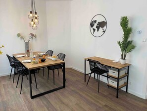 Eet en werk gedeelte woonkamer