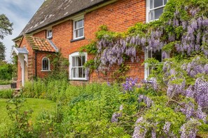 Cutbush Farm House, Hingham: A 17th century red brick farm house