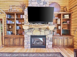 Living Room: Floor to Ceiling Stone Fire Place and Smart TV