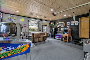 3 game room, bar with smart tv, Aspen Gondola, pinball, fuse ball, bubble hockey, arcade, juke box
