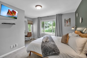 2 bedroom 1 king bed double closets and work station