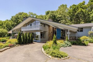 Fabulous home for entertaining and family gatherings, 4,400 sq.ft accommodation